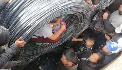 Localizan a grupo de migrantes en rollos de alambre de un tren en Empalme, Sonora