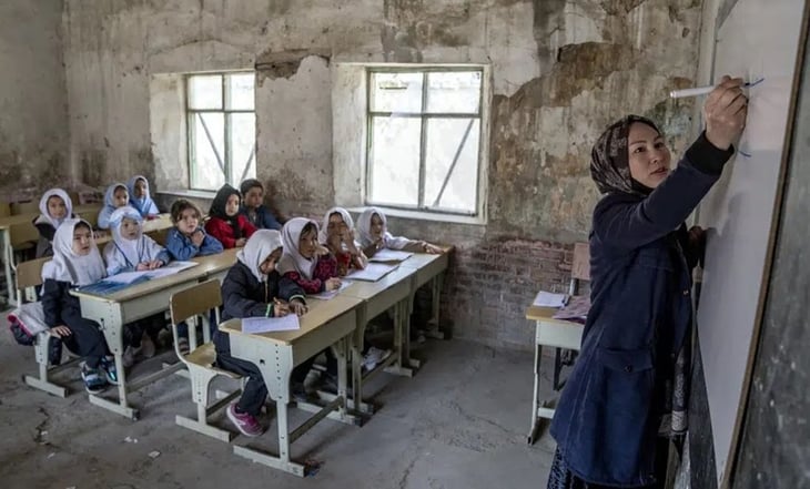 Sin mujeres, Afganistán empieza su tercer curso escolar en educación secundaria