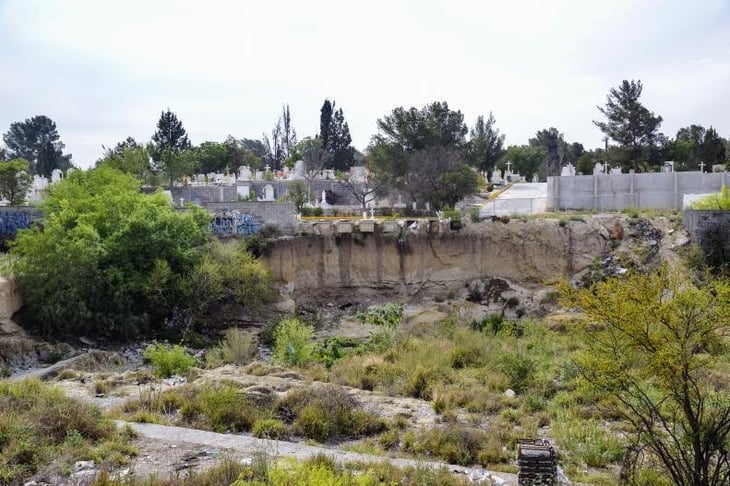 Saltillo: Ante el daño a las gavetas funerarias, Jardines del Santo Cristo busca dirigir el arroyo de El Pituchín
