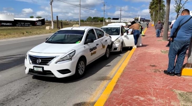 Taxistas participan en accidente vial