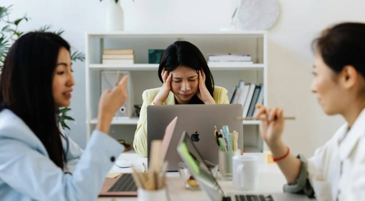 Factores que podrían provocar migraña en tu trabajo