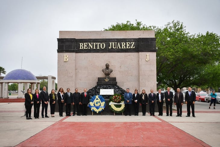 Autoridades rinden guardia de honor por el natalicio de don Benito Juárez  