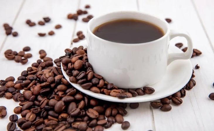 ¿Cuál es la cantidad de cafeína que se encuentra en una taza de café?