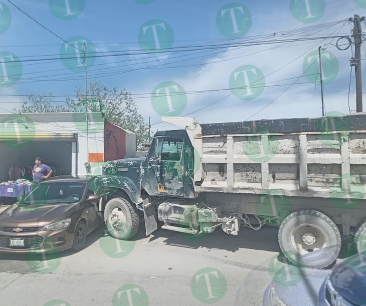 Chofer de camión Torton ignora señal de alto y causa accidente en colonia Deportivo 