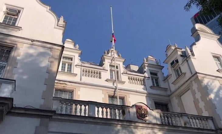 Colocan bandera rusa a media asta en Embajada de Rusia en México tras tiroteo que ha dejado más de 60 muertos