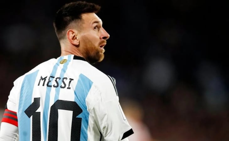 Álvaro Morales 'tunde' a Lionel Messi durante el partido amistoso, México vs Argentina