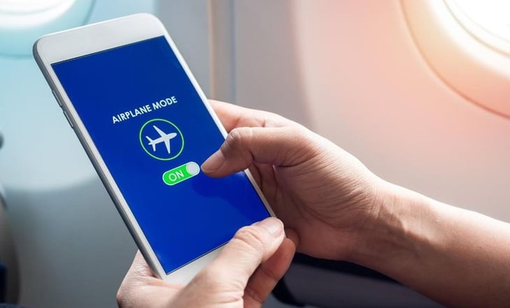 Cuáles son los riesgos de no poner el celular en modo avión al volar