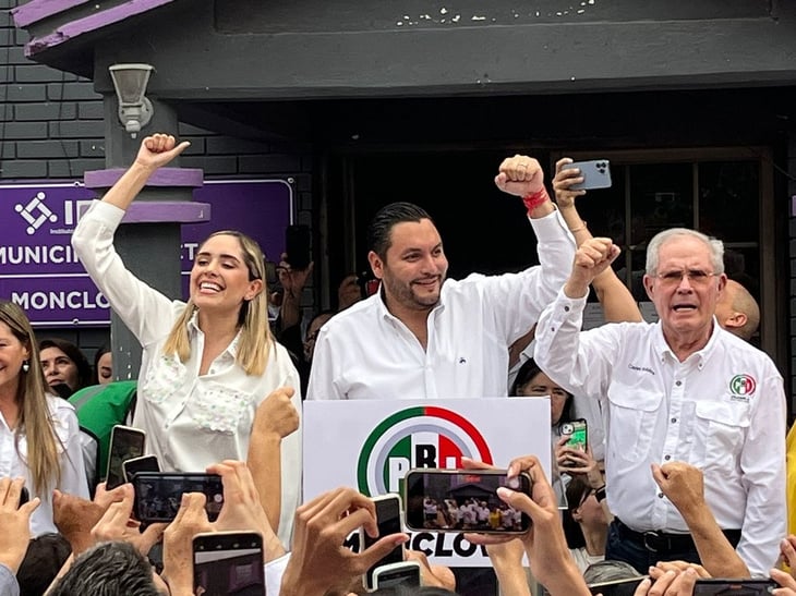 Carlos Villarreal se registra como candidato a la alcaldía de Monclova