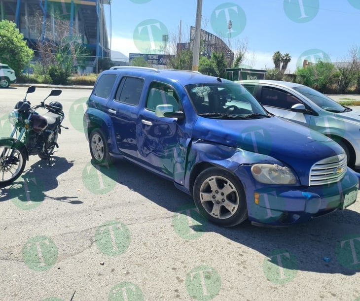 Motociclista resulta lesionada tras chocar contra auto en Monclova