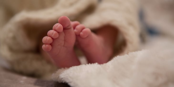 Menor da a luz en su casa y bebé permanece en cuidados intensivos en el hospital Amparo Pape	