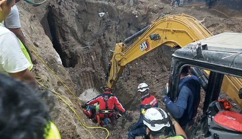 Mueren 2 trabajadores sepultados bajo 6 metros de tierra en obra de drenaje en Oaxaca