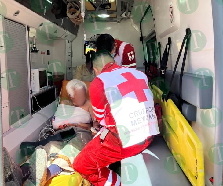 Socorristas de Cruz Roja rescatan a adulto mayor tras caer en barranco 
