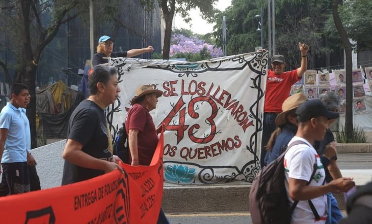 Padres de los 43 normalistas de Ayotzinapa desaparecidos realizan marcha en CDMX