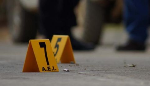 Ataque y tiroteo deja un muerto y 4 policías heridos en plaza comercial de Puebla