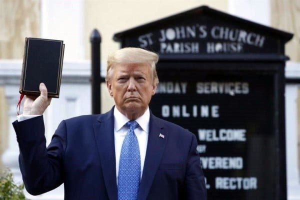 Trump vende biblias en eventos de campaña 