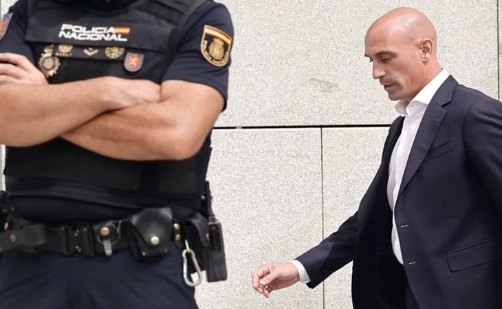 En España piden prisión para Luis Rubiales por el beso a Jenni Hermoso