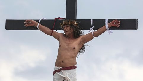 Carpintero filipino es crucificado por 35va vez durante el Viernes Santo