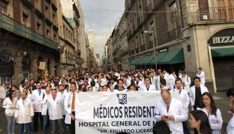 Médicos residentes exigen pago inmediato de becas