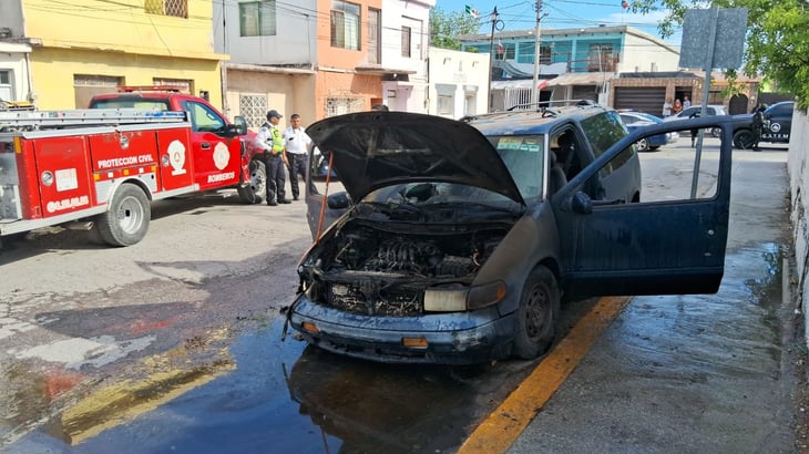 Incendio en camioneta familiar moviliza a Bomberos en la Zona Centro