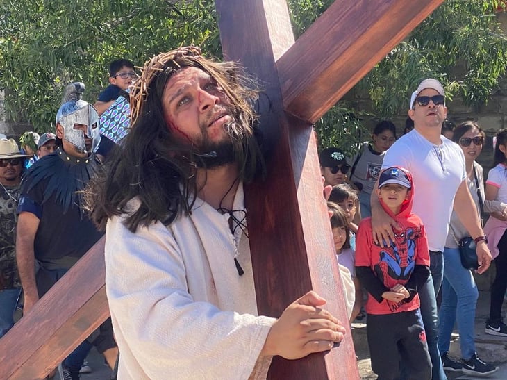 'Pecadores' crucifican sin piedad a Jesucristo