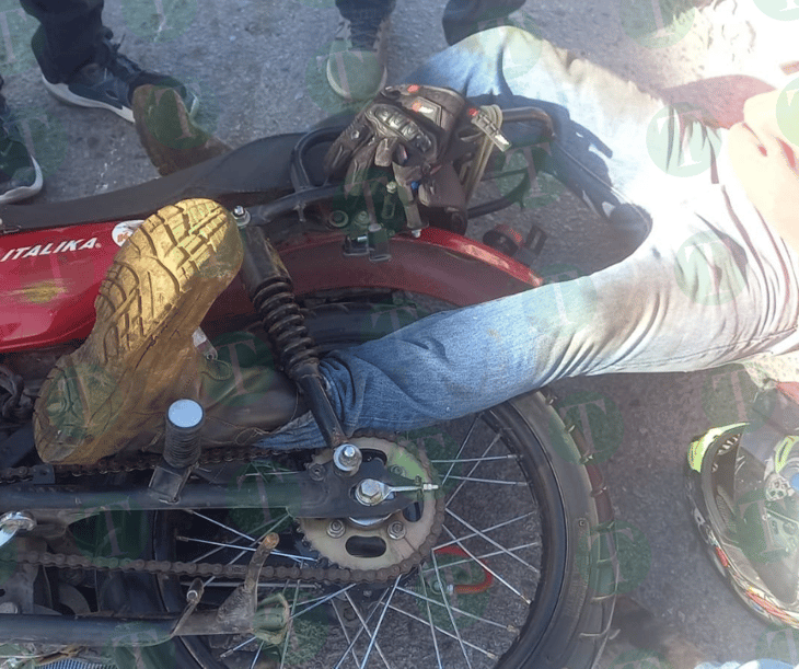 Joven motociclista sufre posible fractura tras accidente en el bulevar San José