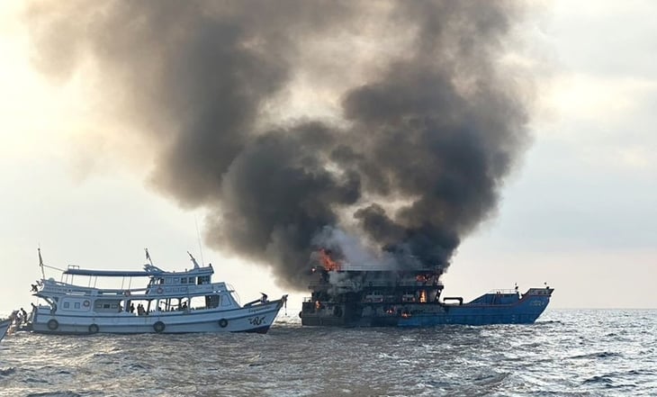 VIDEO: ¡Pánico en altamar! Se incendia ferry con más de 100 personas a bordo en Tailandia