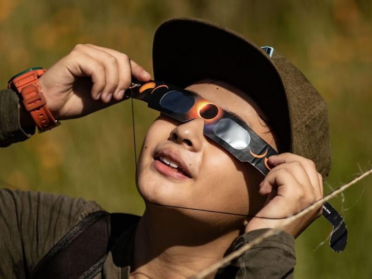 Daños en retina: La afección más grave al ver el eclipse sin lentes