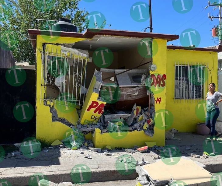 Camión repartidor se estrella contra vivienda en la colonia Del Río 