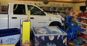 Camioneta choca contra 7-Eleven en Monterrey; lavacoches intentaba estacionarlo