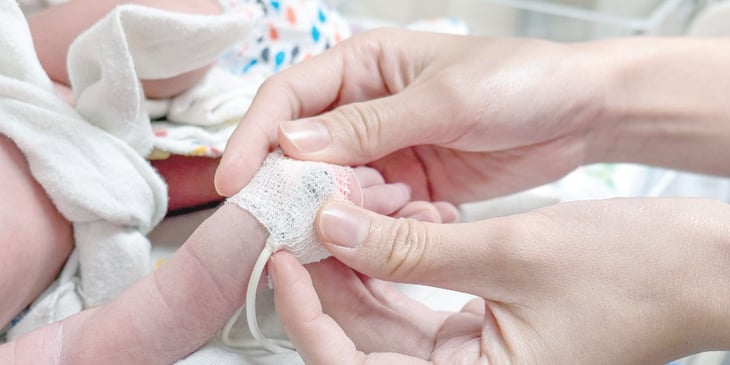 Bebé que nació  en un baño registra mejorías, pero continúa hospitalizado  