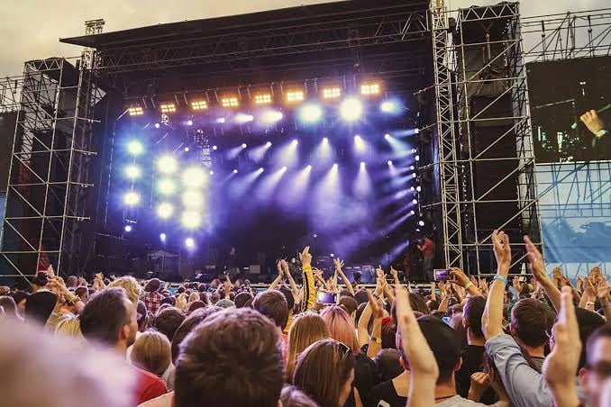 Festivales de música desafinan los bolsillos