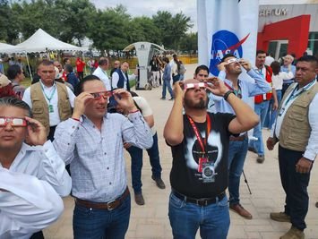 Manolo Jiménez arriba al Planetarium en Torreón para apreciar el eclipse solar