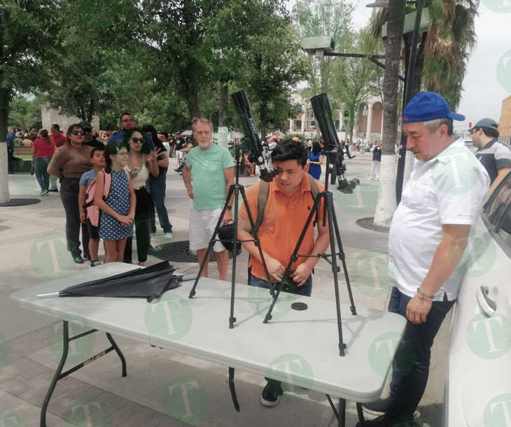 Regios comparten telescopios en la plaza principal de Monclova para ver el eclipse