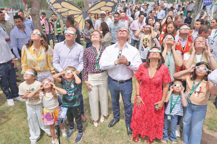 Manolo celebra el espectacular Eclipse de Sol en Coahuila