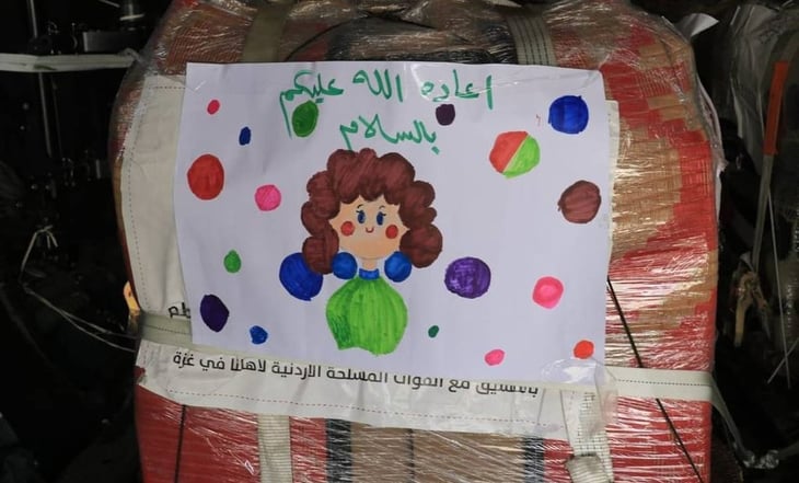 Lanzan ayuda humanitaria, incluidos dulces y juguetes, en la Franja de Gaza por el fin de Ramadán