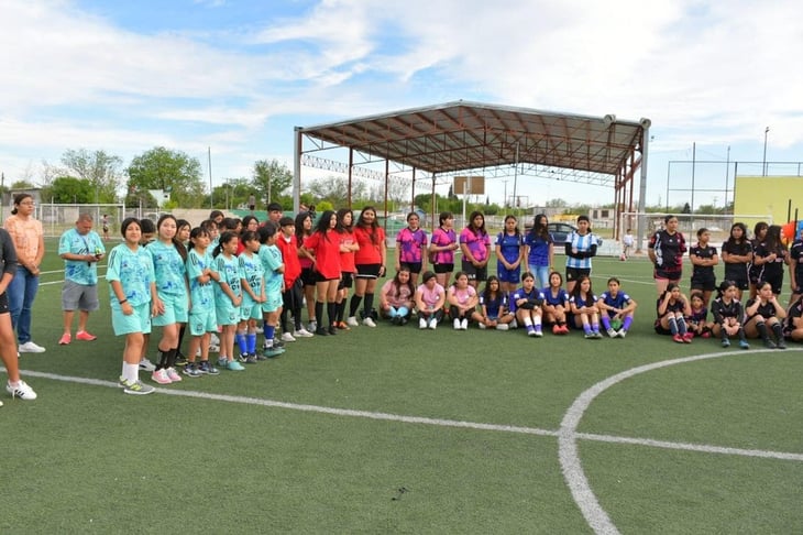 La alcaldesa de Nava inauguró la liga de fútbol femenil 