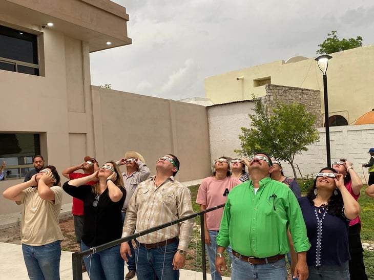 Acudieron muchas personas a lugares seguros para presenciar el eclipse en los Cinco Manantiales