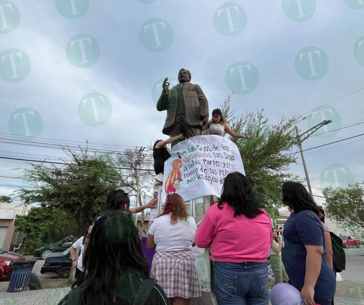 Municipio repara estatua del Maestro Cuauhtémoc Cortés 