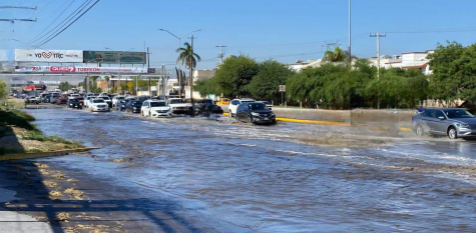 Desbordamiento del canal de riego inunda carretera Torreón-San Pedro