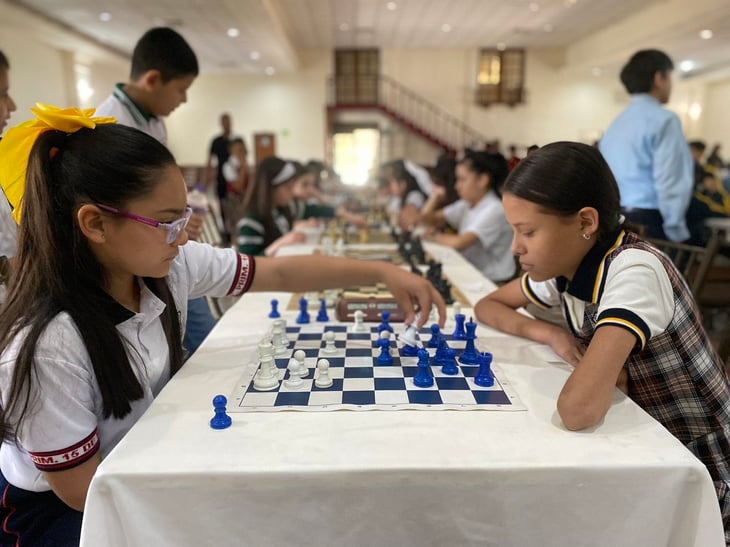 El ajedrez es el hobby de moda de los niños llenos de habilidad