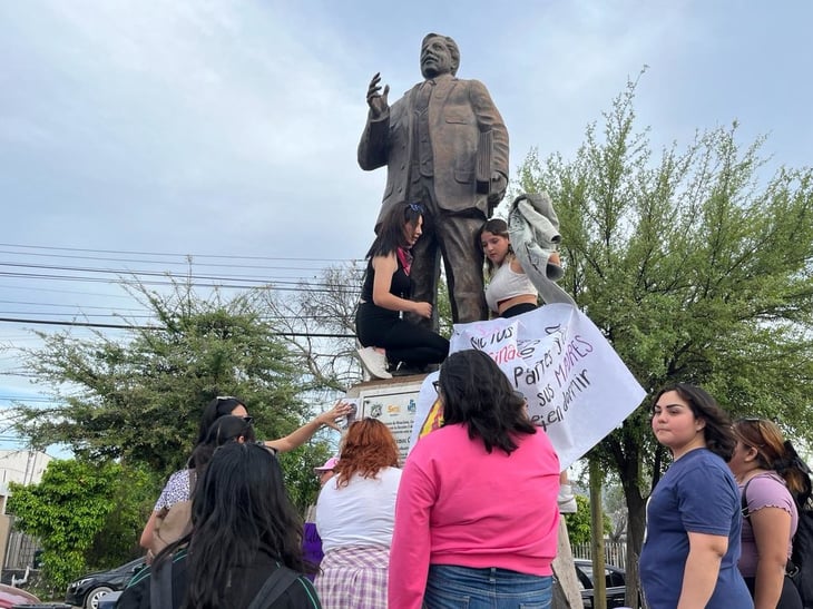 Municipio repara la estatua del maestro Cuauhtémoc Cortés 