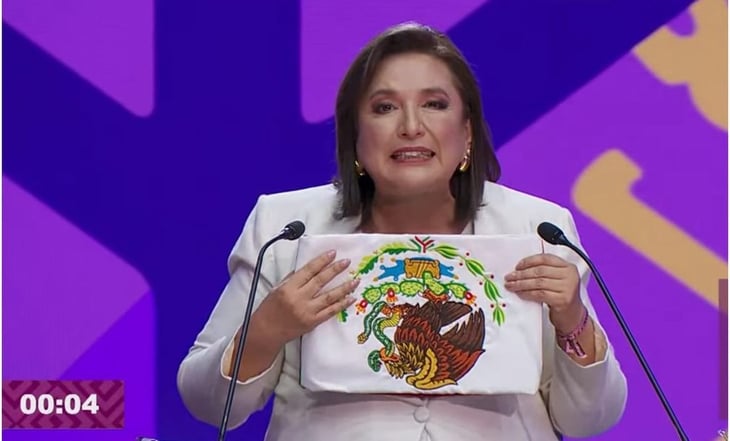 Xóchitl Gálvez cambia versión por mostrar la bandera de México al revés en debate