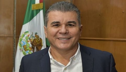 Alcalde de Mazatlán amenaza con destitución por uso de recursos públicos para actos de proselitismo