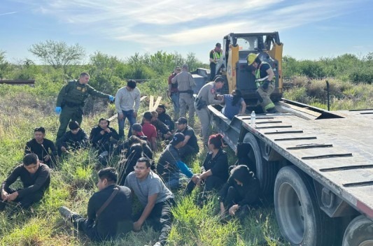 Rescatan a 23 indocumentados escondidos en la plataforma de un tráiler, viajaban a San Antonio