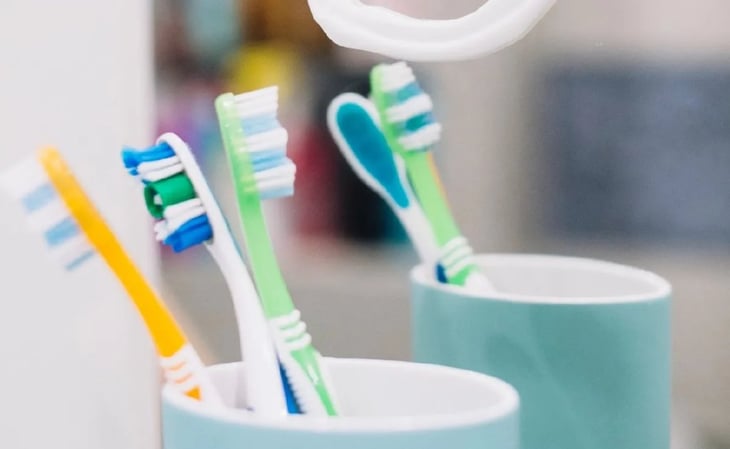 ¿Cómo desinfectar correctamente tu cepillo dental?