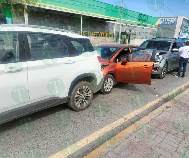 Carambola de tres vehículos en Monclova deja daños materiales