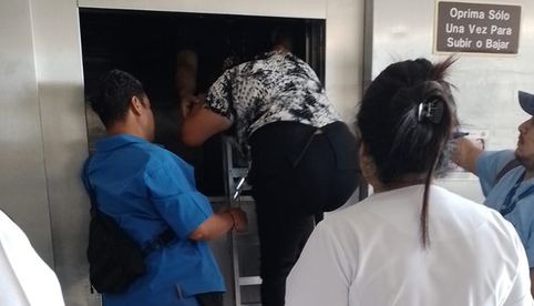 Enfermera atrapada en elevador del IMSS en Morelos fue rescatada ilesa