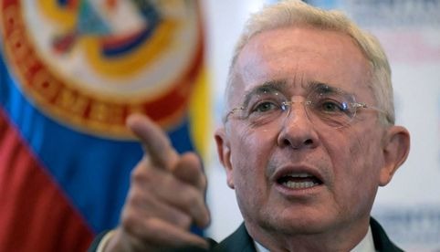 Álvaro Uribe arremete contra senador tras ser señalado de sobornar testigos