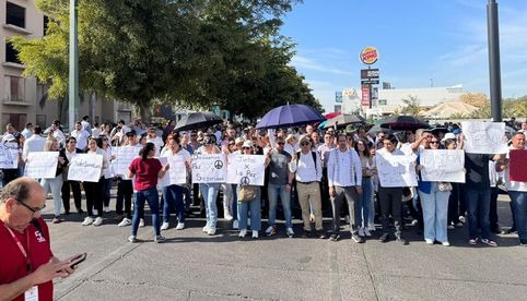 Simpatizantes exigen liberación del candidato Luis García frente a Fiscalía en Sinaloa
