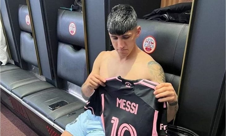 Alan Pulido presume quedarse con la camiseta de Lionel Messi